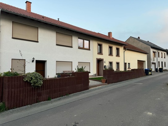 Wohnhaus mit Einliegerwohnung + Scheune