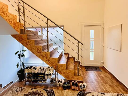 Zweifamilienhaus mit Sauna, Doppelgarage und Solaranlage!