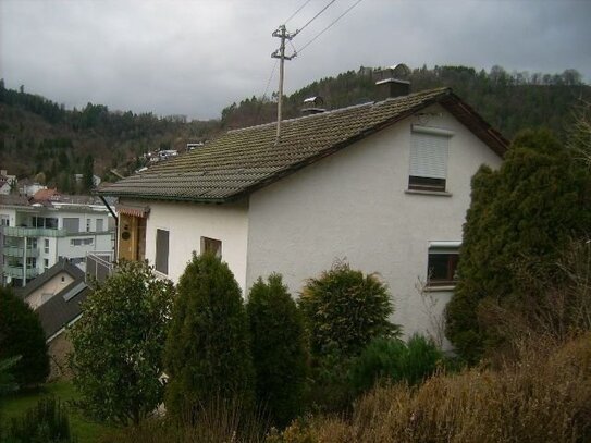 Wohnhaus mit 2 Garagen und Carport in Aistaig!