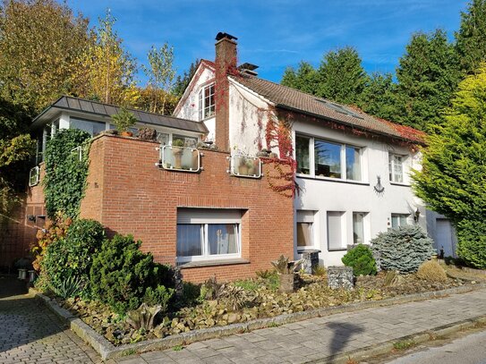 Einfamilienhaus mit Einliegerwohnung, bevorzugte Lage und schöner Naturgarten.