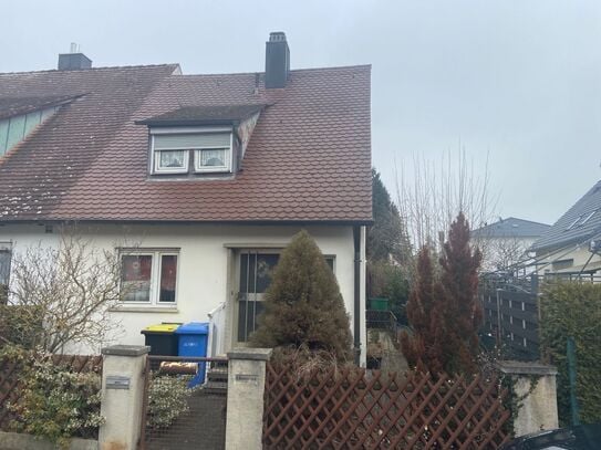 Renovierungsbedürftiges, kl. Reiheneckhaus mit Garten & Garage in ruhiger Top-Lage Nürnberg / Eibach