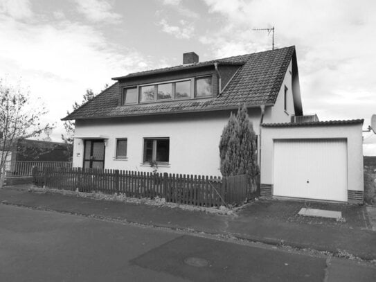 Idyllisch gelegenes Ein- bis Zweifamilienhaus mit Kamin, Balkon und Schlossblick!