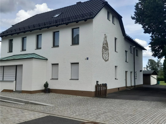 Mehrfamilienhaus mit großem Garten, Garagen und Baugrundstück