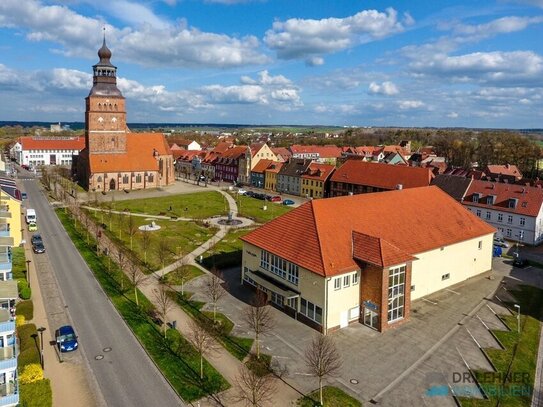 Dr. Lehner Immobilien NB- Erlebniszentrum mit Bistro und Bühne