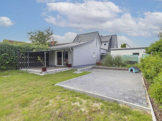 Moderne, kernsanierte Doppelhaushälfte mit schönem Garten, 2 Terrassen und Garage in Pönitz