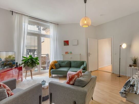 Bezugsfrei - Charmante Altbauwohnung mit Sonnenbalkon in Friedrichshain!