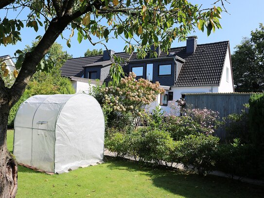 Doppelhaushälfte mit Vollkeller, Garage, Carport, 2 Bädern und idyllischem Garten!