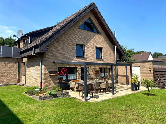 Gepflegtes, saniertes MFH auf großem Grundstück mit 2 Terrasse, großer Dachterrasse und 3 Garagen