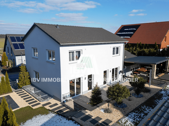 Modernes Einfamilienhaus mit Einliegerwohnung, Sauna, beheiztem Pool und Doppelgarage