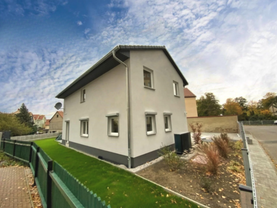 Neues Einfamilienhaus mit Carport und komplett angelegtem Garten + EBK in Meuselwitz zu verkaufen