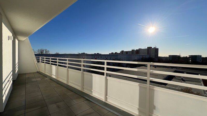 Großer West-Balkon mit unverbautem Blick. - Foto 1