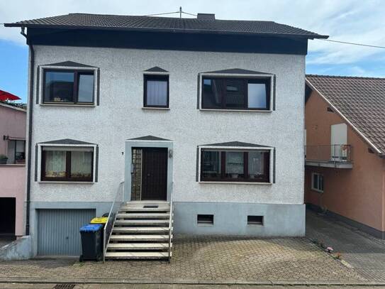 Diefflen-Zentrum: Großes, gepflegtes Zweifamilienhaus mit schönem Garten und Garage wartet auf SIE!