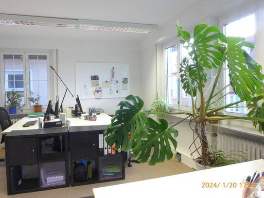 Komplett möblierte Schreibtischarbeitsplätze in Bürogemeinschaft Nähe Eugensplatz