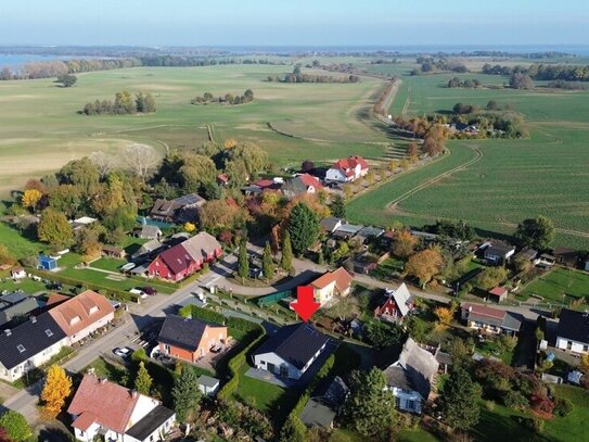 Zwischen den schönsten Seen der Mecklenburgischen Seenplatte: moderner Bungalow in attraktiver Lage - Erstbezug!