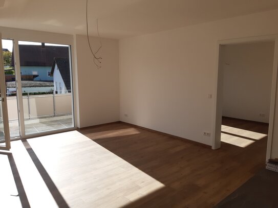 Neue 2 Zimmer Wohnung mit Einbauküche und Carport