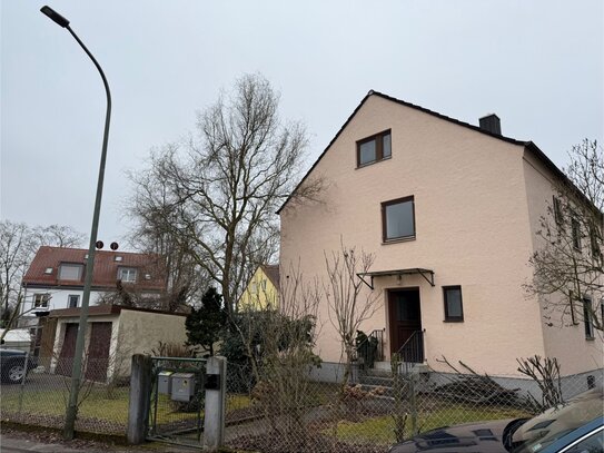 Sehr solides Mehrfamilienhaus mit 2 Wohnungen, großem Garten und idyllischer Lage mit Erbbaurecht