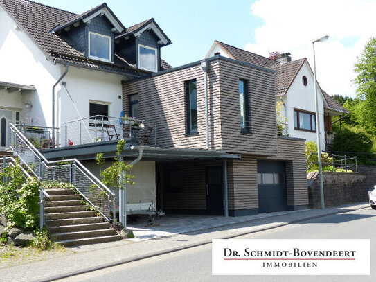 Solides und gepflegtes Einfamilienhaus mit Terrasse, Doppelcarport und Garage! Stadtteil Netphen!