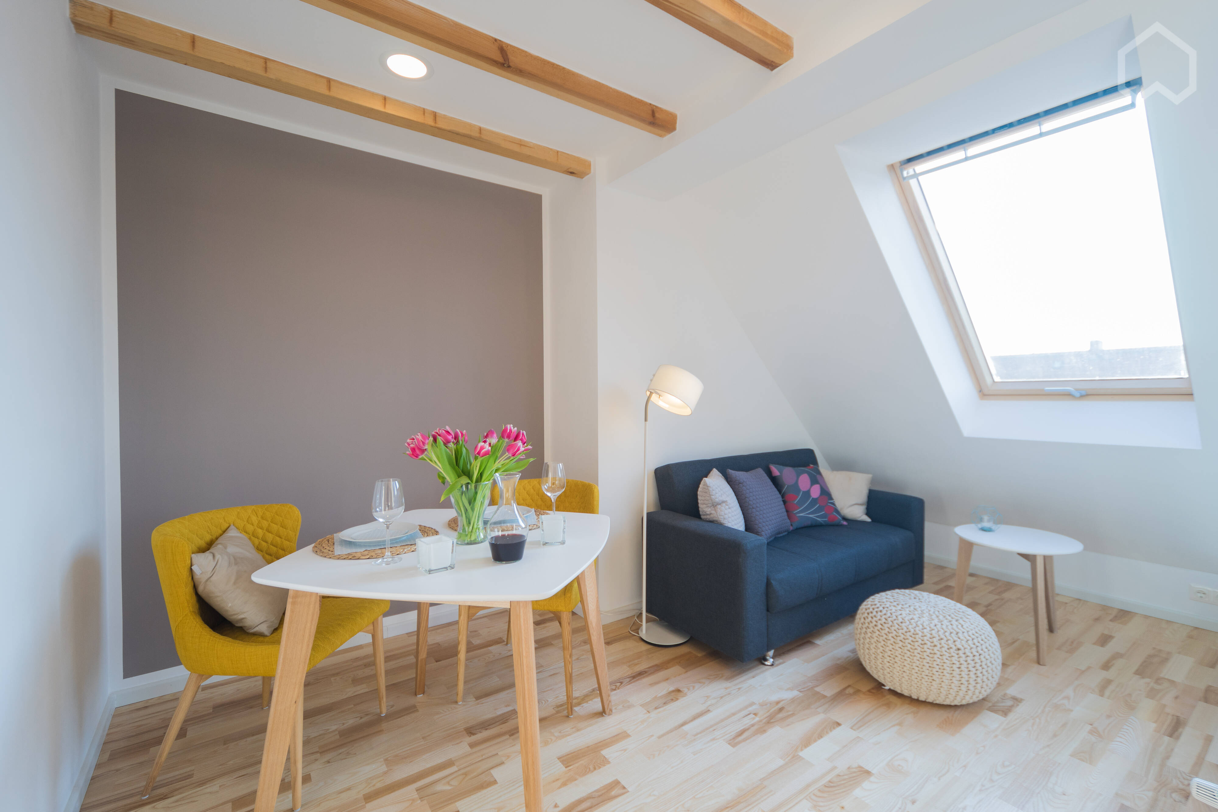 Stilvolle & wunderschöne DG-Wohnung mit Galerie auf Zeit - Photo 1