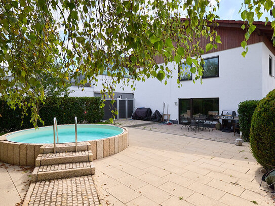 schickes Zweifamilienhaus mit Pool, Garten, Garage uvm. auf der Suche nach einer neuen Familie!