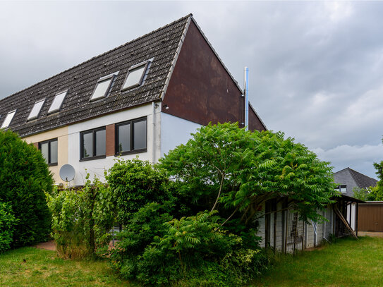 Großburgwedel - Familienfreundliches mod. Reihenendhaus mit Ausbaureserve, großem Garten und zwei Garagen