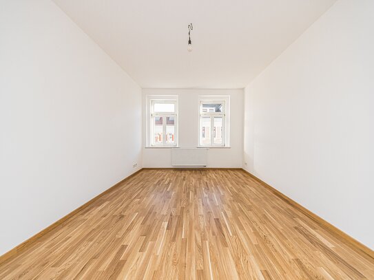 Schöne 2-Zimmer-Altbauwohnung mit modernem Wannenbad & Balkon