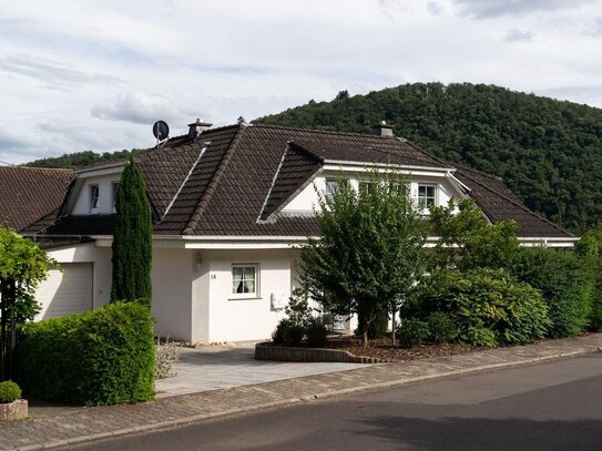 Lichtdurchflutetes Einfamilienhaus mit unverbaubarem Ausblick