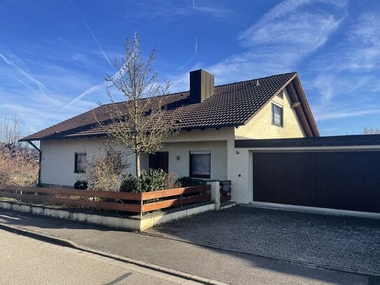 Gepflegtes Einfamilienhaus mit Doppelgarage und großem Grundstück !!