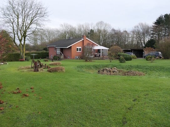 Hemmoor/Cuxhaven: Gepflegtes Landhaus auf ca.1,6 ha in zentraler u.ruhiger Lage + Bauplatz