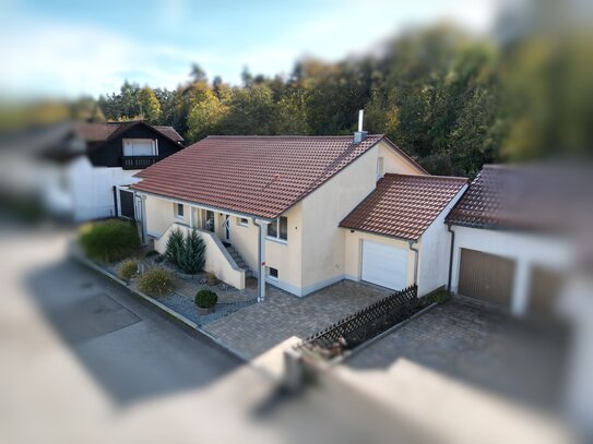 Bungalow, Alles auf einer Ebene - saniert - mit wunschschönem Garten -