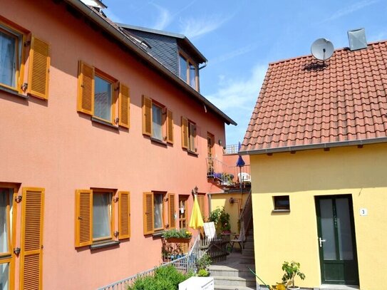 Renditeobjekt: Wohnung 2 Zimmer, Wfl. 72 qm, Terrasse ca. 10 qm, Bad m. Wanne, Heizung mit Solarthermie 2021 neu