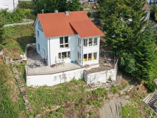 Einfamilienhaus mit südländischem Flair, großer Aussichtsterrasse und 2 Wintergärten