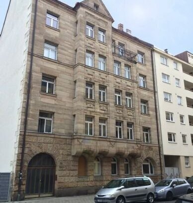 Frisch renovierte 2- Zimmer Single-Wohnung im 3.OG eines reizvollen Altbaus in der Fürther Südstadt