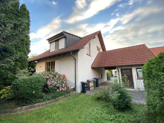 Eggolsheim, 1-Fam.-Haus, 6 Zi., 158,54 m² Wfl., großer gepflegter Garten, Garage, Carport, 2 St.Pl., EBK, Kachelofen, a…