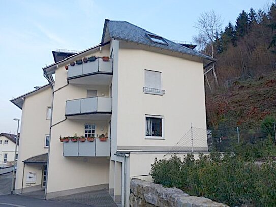 Große 3-Zimmerwohnung mit Einbauküche, Balkon und Terrasse, Gäste-WC, Garage