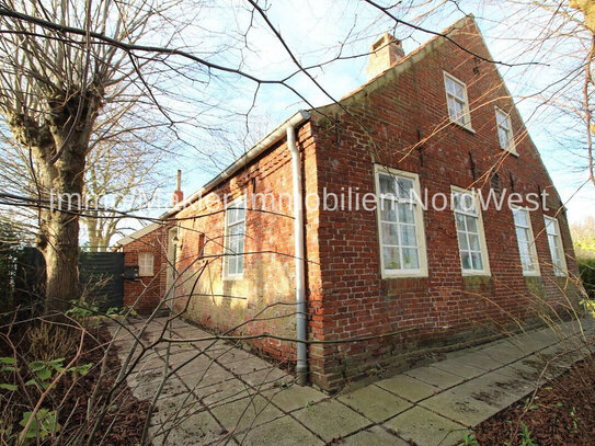 Steuersparmodell ! Denkmalgeschütztes Landhaus mit großem Grundstück direkt an Neuharlingersiel.