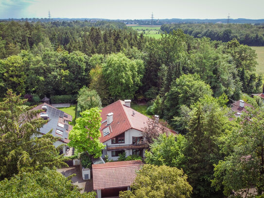 Residenz am Waldrand. Renovierungsbedürftige Villa in Baldham.