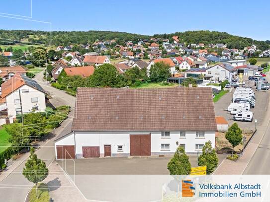 Bauernhaus mit Nebengebäuden und großem Grundstück