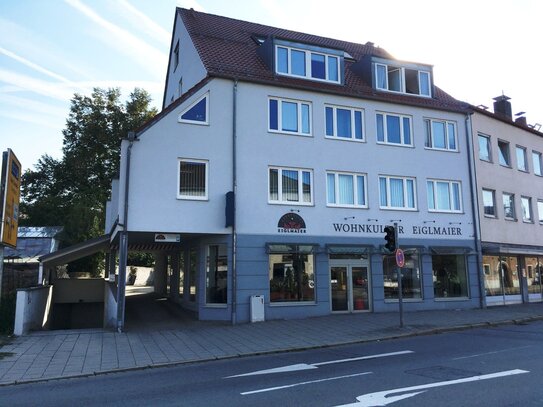 Ladeneinheit mit großer Schaufensterfront und eigenen Stellplätzen ca. 150 m vom Stadtplatz Deggendorf entfernt