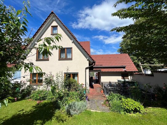 Großzügiges 1-2Familienhaus, überwiegend renoviert, mit 40m² Garage in guter Lage von Uhingen.