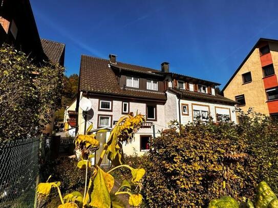 Klassische gut gepflegte Doppelhaushälfte mit Garten in ruhiger Lage in Calmbach