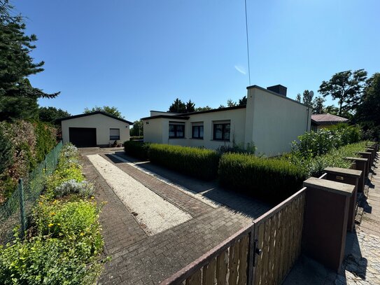 Freistehender Bungalow mit Garage und großem Garten in Alsleben