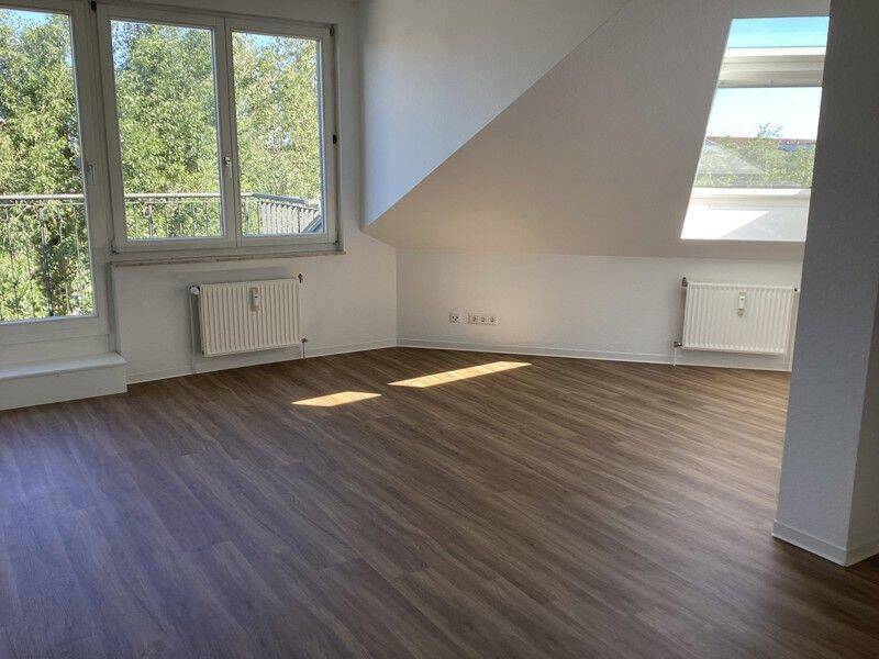 Top sanierte 2 Zimmer Dachgeschosswohnung Berlin Karow mit Balkon ab sofort! - Photo 1