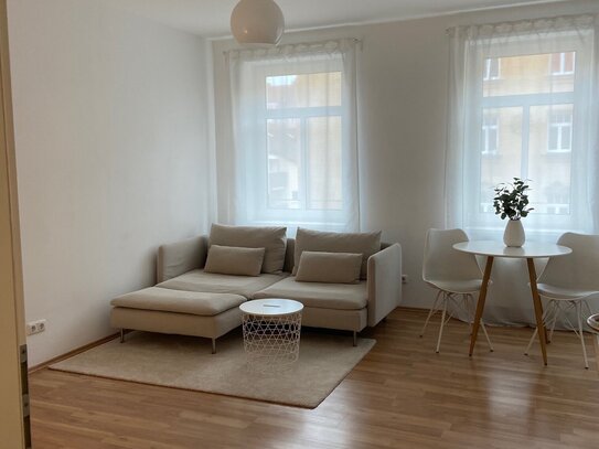 Moderne, helle 2 Zimmerwohnung im Altbau