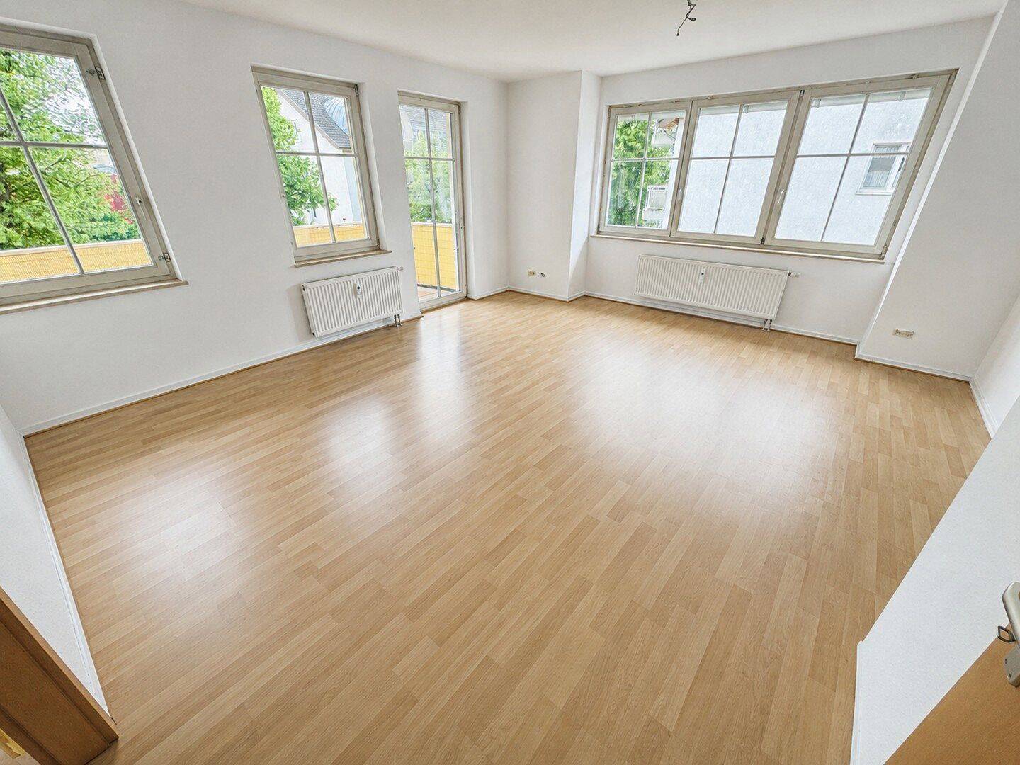 Helle 2-Zimmer Wohnung mit Balkon, EBK, Aufzug & Tiefgaragenstellplatz - Foto 1