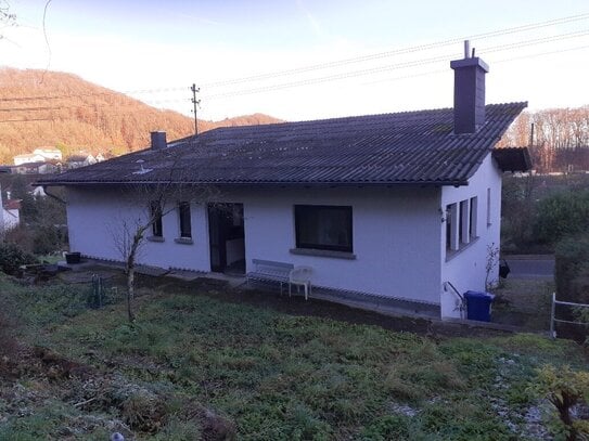 FREI! Freistehender Bungalow mit teilweise ausgebautem UG, großem Balkon und Panorama,Terrasse + Garten, Garage im Haus…