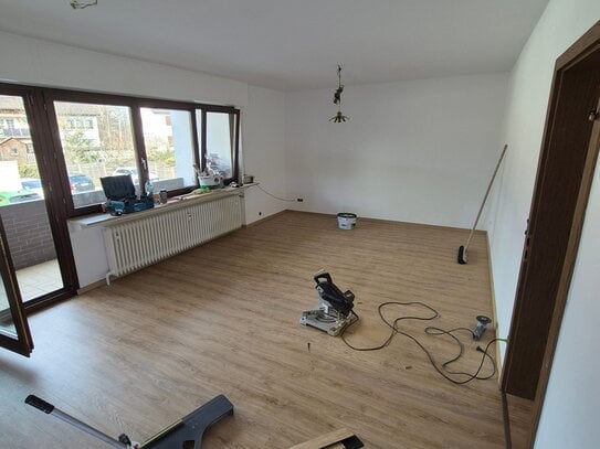 Frisch renoviert // neuer Boden // 3 Zimmer // Balkon // Garage // in bester Lage - nähe S-Bahn