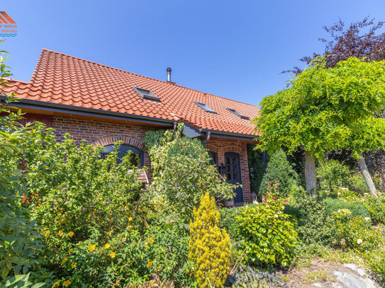 Großzügiges Ein-/Zweifamilienhaus mit wunderschönem Garten in Drangstedt