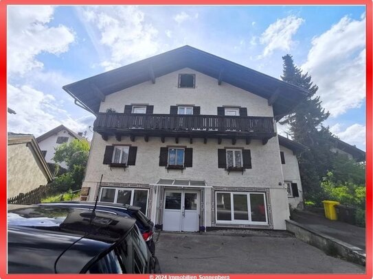 Mehrfamilienhaus mit Nebengebäude am Alpenrand