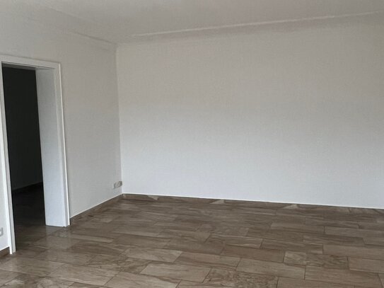 Helle zwei Zimmer Wohnung mit Einbauküche und Balkon