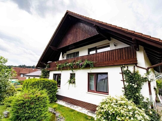 Zweifamilienhaus mit großem Garten und atemberaubender Aussicht